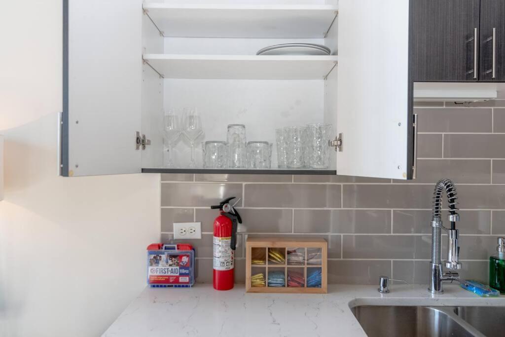 Mccormick Place 2Br Stylish Suite With Optional Parking And Gym For Up To 8 Guests Near Soldier Field And Grant Park Чикаго Екстериор снимка