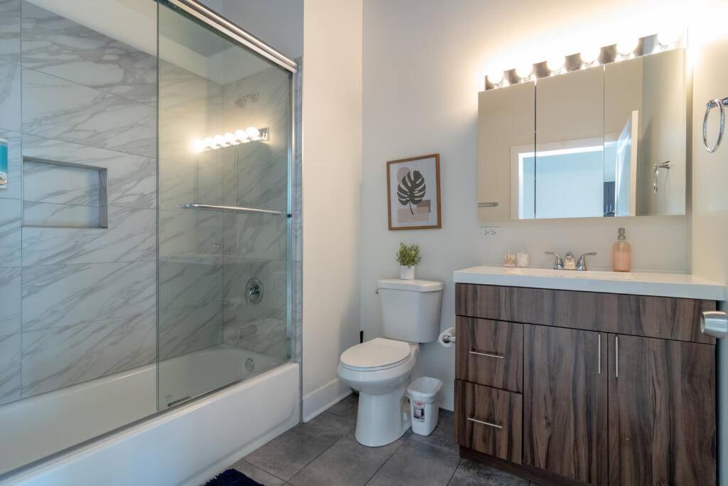 Mccormick Place 2Br Stylish Suite With Optional Parking And Gym For Up To 8 Guests Near Soldier Field And Grant Park Чикаго Екстериор снимка